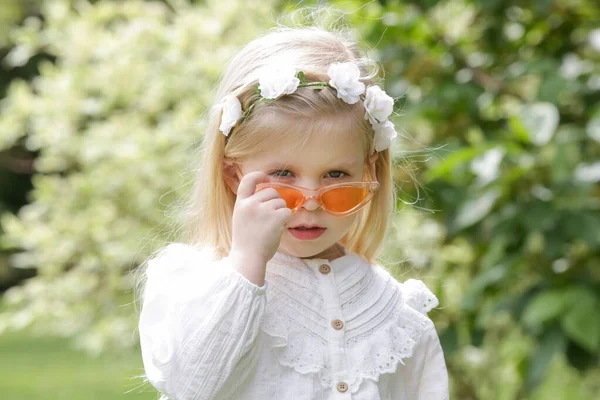 Portrait Jeune Fille Mode Avec Longs Cheveux Blonds Chemise Blanche — Photo