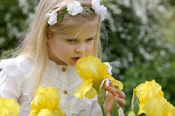 Porträtt Söta Småbarn Flicka Luktar Blommor Solig Sommardag Parken — Stockfoto