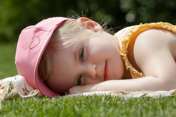 Portrait Adorable Petite Fille Chapeau Été Rose Allongé Sur Une — Photo