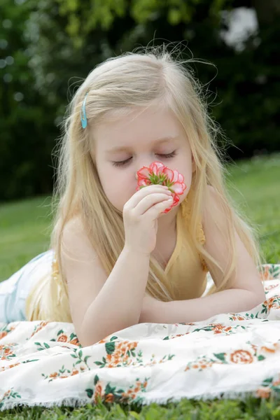 Utomhus Porträtt Bedårande Småbarn Flicka Luktar Blomma — Stockfoto