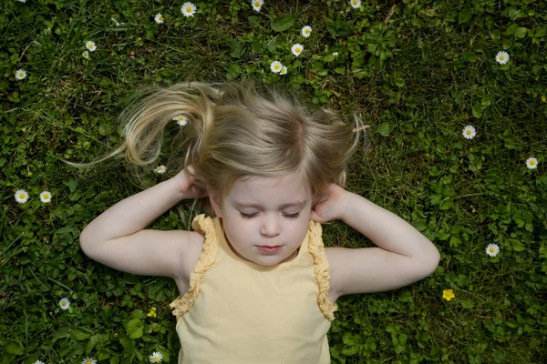 Outdoor Portrait Toddler Girl Long Blonde Hair Laying Green Meadow — ストック写真