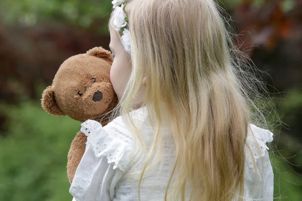 Портрет Чарівної Дівчинки Малюка Обіймає Плюшевого Ведмедя Сонячний Літній День — стокове фото