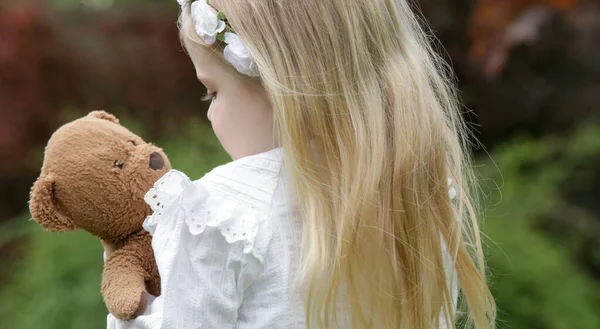 Portrait Adorable Toddler Girl Hugging Her Teddy Bear Sunny Summer — Stock Photo, Image