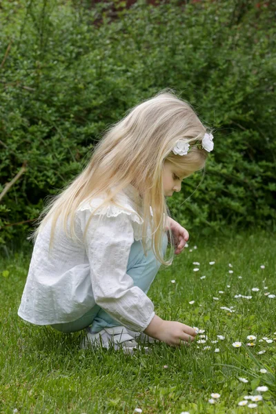 Retrato Linda Menina Cheirando Flores Dia Ensolarado Verão Parque — Fotografia de Stock