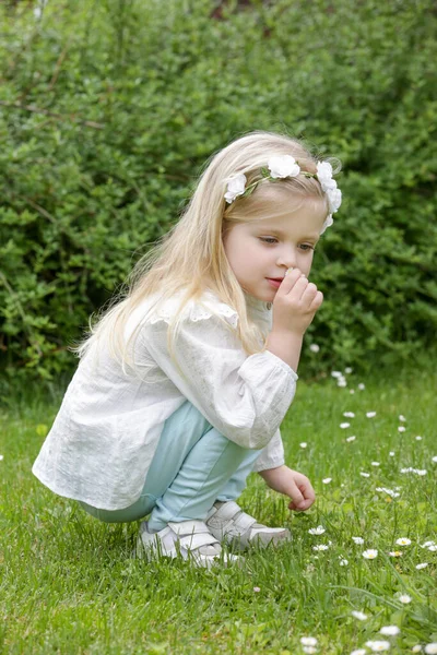 Porträt Von Niedlichen Kleinkind Mädchen Riecht Blumen Einem Sonnigen Sommertag — Stockfoto