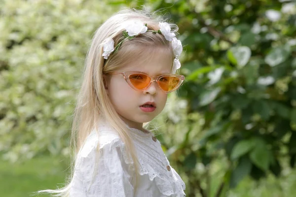 在一个阳光明媚的夏日 公园里穿着复古的白衬衫 戴着太阳镜 一头长长的金发的时髦小女孩的画像 — 图库照片