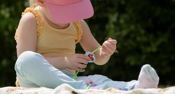 Menina Enfiando Brinquedos Madeira Uma Corda Parque Criança Desenvolvendo Habilidades — Fotografia de Stock