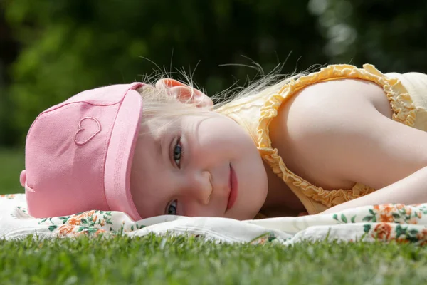 Portrait Adorable Toddler Girl Pink Summer Hat Laying Green Meadow — Stock Photo, Image