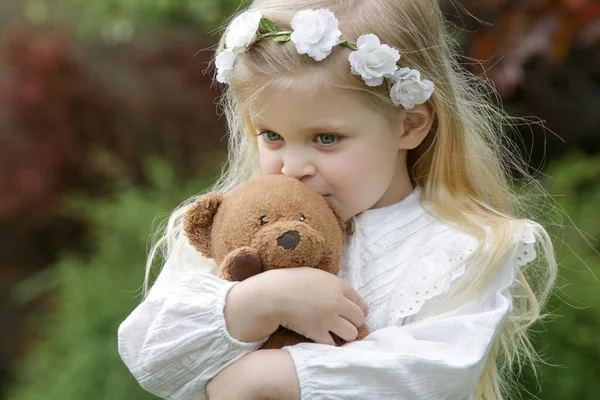 Ritratto Adorabile Bambina Che Abbraccia Suo Orsacchiotto Una Soleggiata Giornata — Foto Stock