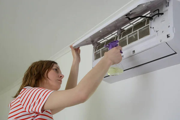 Mujer Reparando Aire Acondicionado Casa — Foto de Stock