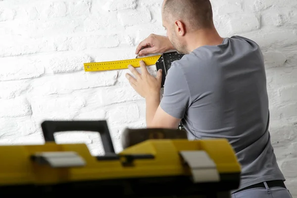 Hombre Que Mide Pared Ladrillo Blanco Marcadores Dibujo —  Fotos de Stock