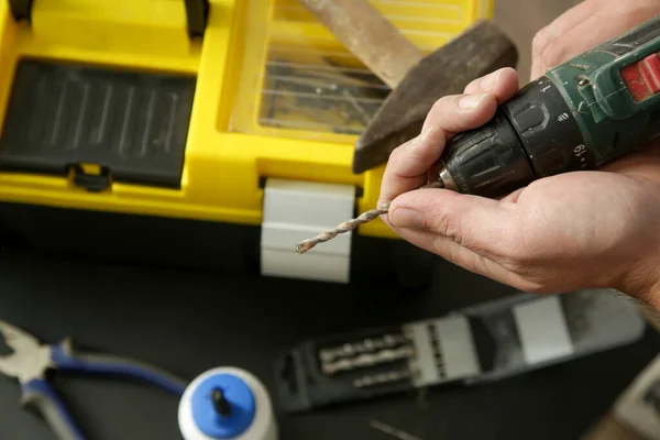 Handyman Cambiando Broca Taladro Inalámbrico — Foto de Stock