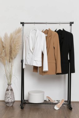 Moda atölyesinin köşesinde askıda şık terziler asılı. Modern kaliteli el yapımı kadın modası..
