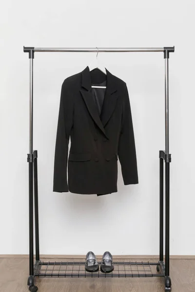 Dámské Oblečení Stojan Šaty Černý Sako Módním Ateliéru — Stock fotografie