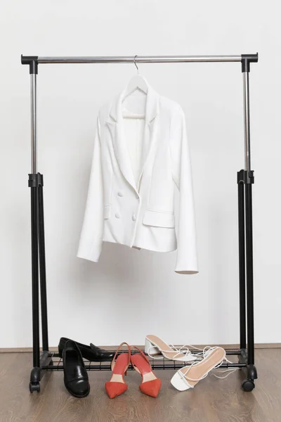 Canto Atelier Moda Com Blazer Alfaiatado Moda Pendurado Rack Moderna — Fotografia de Stock