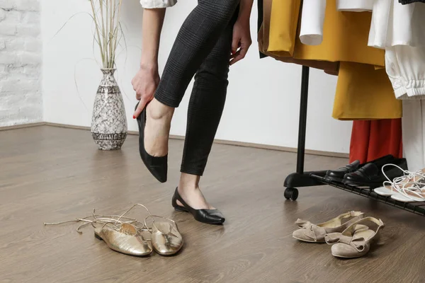 Νεαρή Μοντέρνα Γυναίκα Που Επιλέγουν Και Δοκιμάσουν Διαφορετικές Syle Παπούτσια — Φωτογραφία Αρχείου