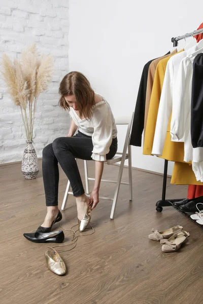 Jeune Femme Mode Choisir Essayer Différents Syle Chaussures — Photo