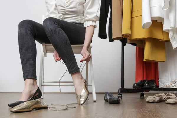 Jeune Femme Mode Choisir Essayer Différents Syle Chaussures — Photo