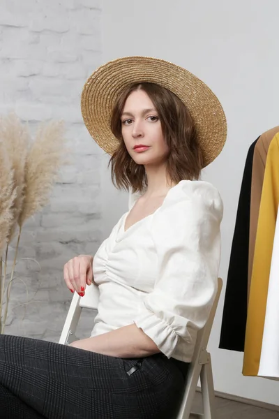 Portrait Jeune Femme Mode Assise Côté Porte Vêtements Dans Atelier — Photo