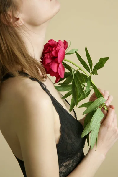 Elinde Çiçek Tutan Dantel Sutyenli Bir Kadın Göğüs Hastalıklarının Önlenmesi — Stok fotoğraf