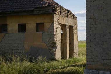 Yasak kırsal alanda terk edilmiş eski bir bina.