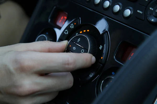 車のエアコンを調整する手 — ストック写真