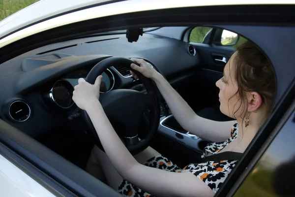 車両内の女性ドライバー — ストック写真