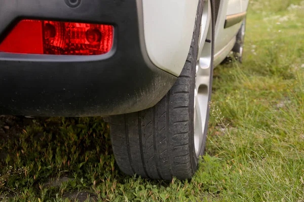 Zblízka Pneumatika Auta Zaparkovaná Zeleném Trávníku Auto Nelegálně Zaparkované Zelené — Stock fotografie