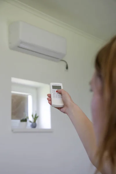 Mano Humana Está Utilizando Control Remoto Blanco Del Aire Acondicionado — Foto de Stock