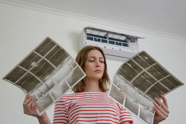 Frau Mit Stark Verschmutzten Klimaanlagen Filtern — Stockfoto