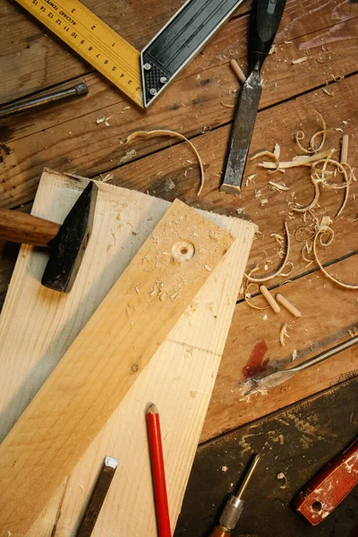 大工道具 ハンマーと木製の板と木製のテーブルでトップビュー — ストック写真