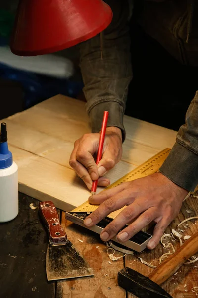 Misurazione Marcatura Legno Falegname Con Strumento Misura Quadrata Velocità Officina — Foto Stock