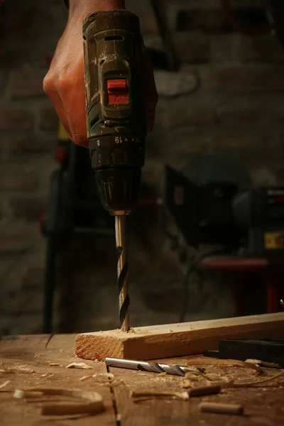 Tischler Mit Bohrmaschine Ein Loch Auf Holzplanke Machen Diy Holzbearbeitungsprojekt — Stockfoto