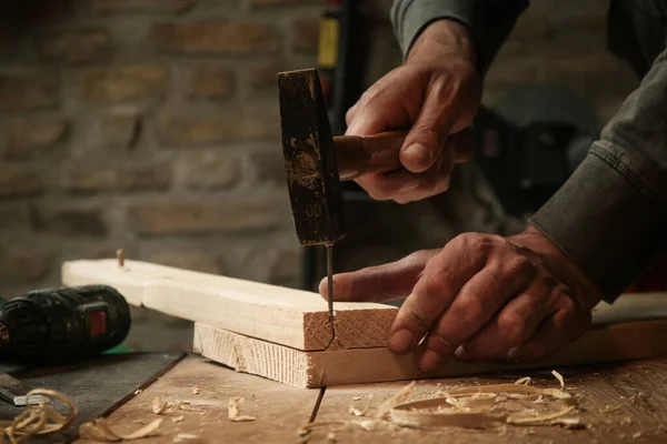 ワークショップで木製の板にカーペンターハンマー爪 — ストック写真