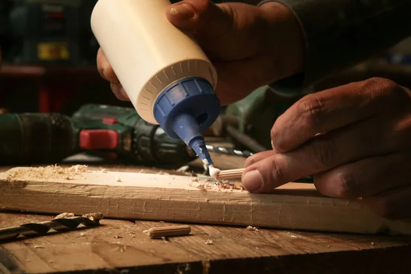 Handyman Assembling Wooden Pieces Glue — ストック写真