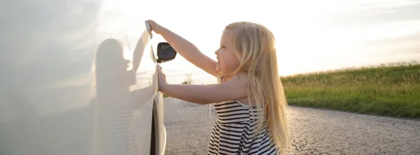 幼児の女の子は車のドアを開こうと — ストック写真