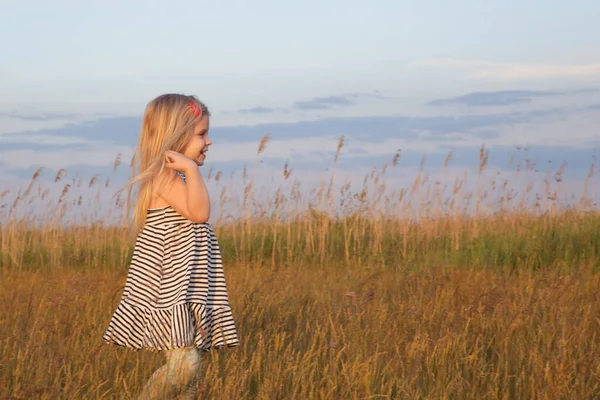 Candid Portrait Happy Toddler Girl Meadow — Stock Photo, Image