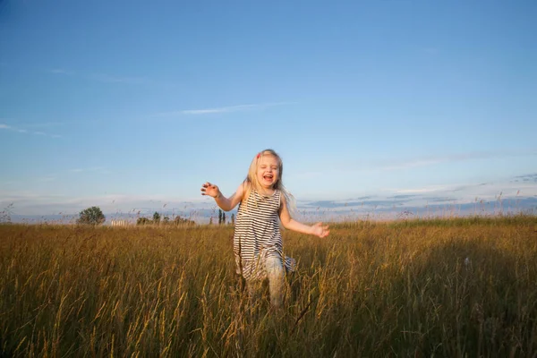 幸せな幼児の女の子のために牧草地 — ストック写真