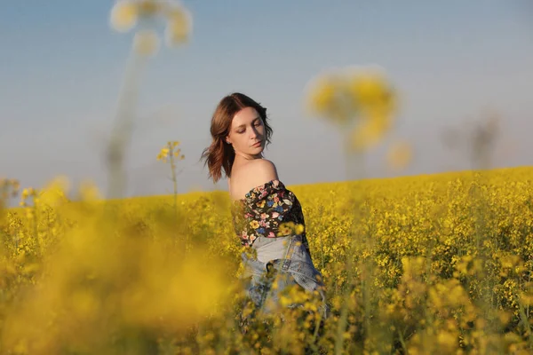 Bella Donna Abito Floreale Piedi Nel Campo Della Colza — Foto Stock