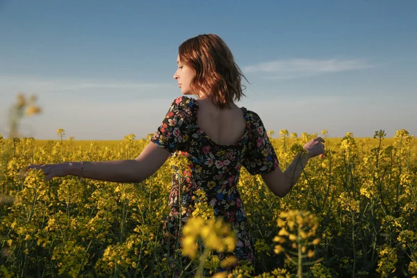 Bella Donna Abito Floreale Piedi Nel Campo Della Colza — Foto Stock