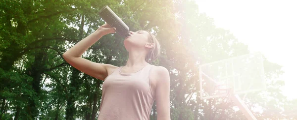 Mooie Vrouwelijke Fitness Model Drinkwater Het Sporten Buiten Een Sportveld — Stockfoto