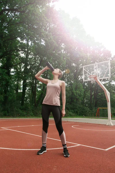 Krásná Žena Fitness Model Pitné Vody Cvičení Venku Sportovním Hřišti — Stock fotografie