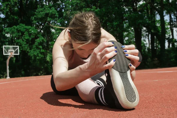 Modelo Aptidão Feminina Bonita Fazendo Exercícios Alongamento Após Treino Fora — Fotografia de Stock