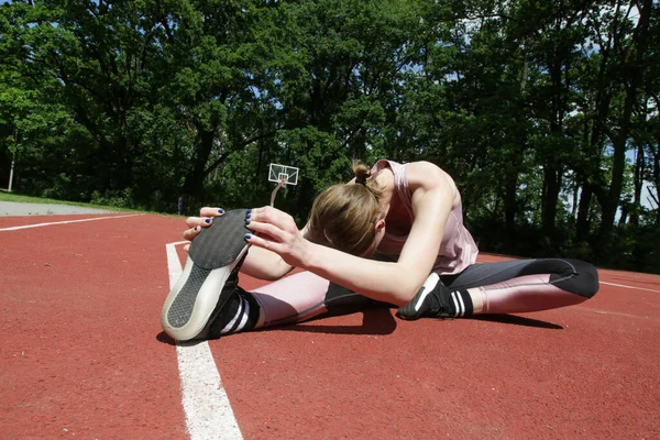 Modelo Aptidão Feminina Bonita Fazendo Exercícios Alongamento Após Treino Fora — Fotografia de Stock