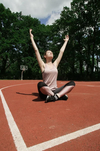 Esportista Praticando Ioga Livre Sentado Pose Assento Fácil Mulher Sentada — Fotografia de Stock