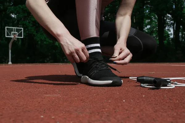 Обувь Бега Женщина Завязывает Шнурки Спортивном Поле Бегун Готовится Пробежке — стоковое фото