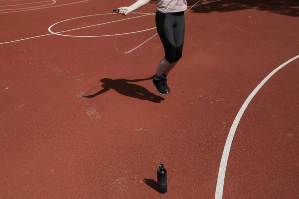 Mladá Žena Skákání Švihadlo Sportovním Hřišti — Stock fotografie