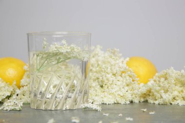 Bir bardak mürver çiçeği suyu..