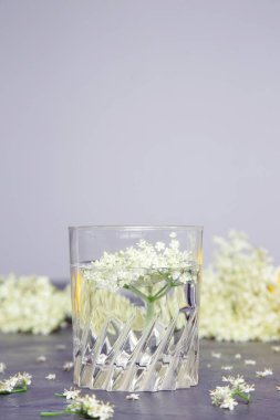 Bir bardak mürver çiçeği suyu..