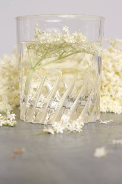 Bir bardak mürver çiçeği suyu..